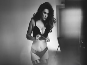 Kelly Brook in Sexiest BTS Photoshoot Moments (Compilation) 11