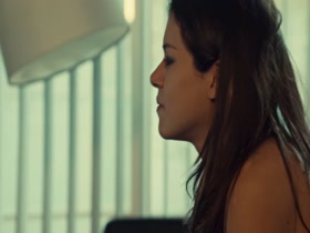 Tatiana Maslany in Orphan Black s01e01 (2013) 4