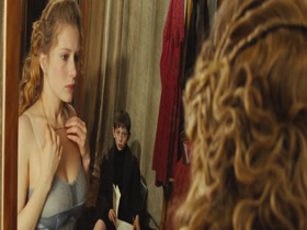 Ophelia Kolb in Gainsbourg (2010)