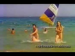 Agnes Soral Topless , Bikini In Un Moment DE garement 1