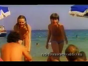 Agnes Soral Topless , Bikini In Un Moment DE garement 11