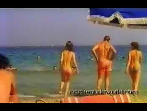 Agnes Soral Topless , Bikini In Un Moment DE garement 17