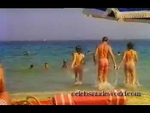 Agnes Soral Topless , Bikini In Un Moment DE garement 18