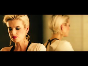 Agyness Deyn Lingerie , Bathtub scene in Pusher (2012) 11