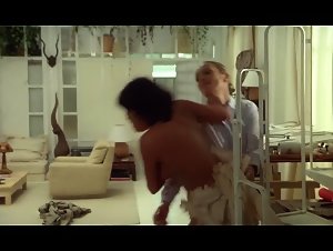 Elisabeth Margoni in Le professionnel (1981) 11