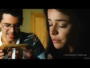 Flora Martinez Explicit , Funny in Canciones de amor en Lolita's Club (2007) 15