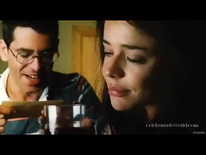 Flora Martinez Explicit , Funny in Canciones de amor en Lolita's Club (2007) 16