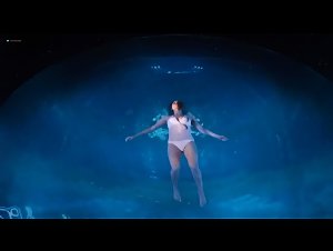 Jennifer Lawrence in Passengers 14
