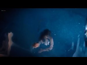 Jennifer Lawrence in Passengers 16