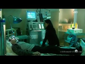 Ingrid Rouif , Lou Berger , Sandra Richefort in La septieme porte (2001) 9