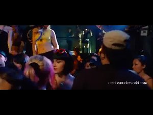Laura Chiatti in Io, loro e Lara (2009) 2