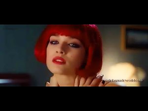 Laura Chiatti in Io, loro e Lara (2009) 9
