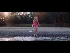 Maika Monroe in It Follows (2014) 20