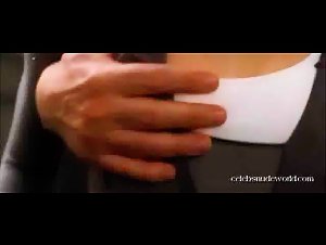 Natalie Portman Kissing , Couple in Black Swan (2010) 19