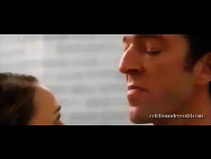 Natalie Portman Kissing , Couple in Black Swan (2010) 4