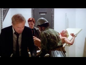 Aida Gouveia , Karine Gambier in Frauen fur Zellenblock 9 (1978) 12