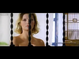 Carmen Carrion , Muriel Montosse in Las orgias inconfesables de Emmanuelle (1982) 18