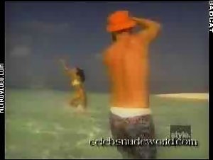 Heidi Klum Wet Shirt , Bikini in Sports Illustrated Swimsuit Collection (1998) 5