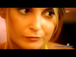 Janet , Tiffany Hopkins Lesbian , Kissing in Pretes a tout (2005) 1