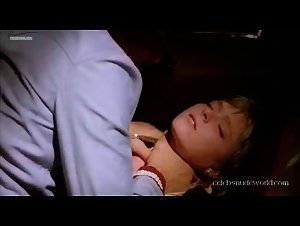 Karoline Mardeck in La casa sperduta nel parco (1980) 18