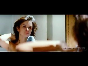 Penelope Cruz Brunette , Bathroom in Los abrazos rotos (2009)