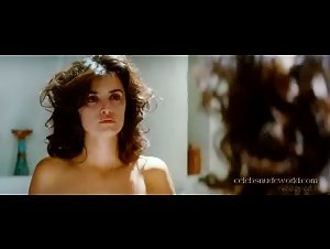 Penelope Cruz Brunette , Bathroom in Los abrazos rotos (2009) 20