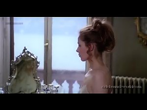 Carole Chauvet , Claude Jade , Eleonora Giorgi in Una spirale di nebbia (1977) 7
