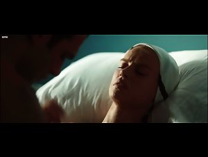 Carolina Crescentini , Kasia Smutniak in Allacciate le cinture (2014) 12