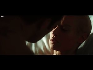 Carolina Crescentini , Kasia Smutniak in Allacciate le cinture (2014) 13