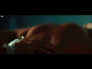 Carolina Crescentini , Kasia Smutniak in Allacciate le cinture (2014) 17