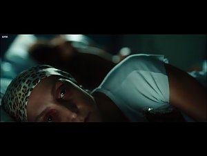 Carolina Crescentini , Kasia Smutniak in Allacciate le cinture (2014) 18