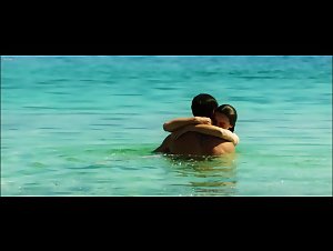 Carolina Crescentini , Kasia Smutniak in Allacciate le cinture (2014) 5