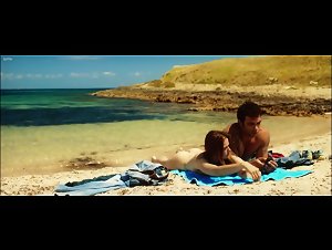 Carolina Crescentini , Kasia Smutniak in Allacciate le cinture (2014) 8