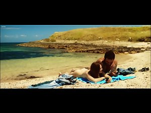 Carolina Crescentini , Kasia Smutniak in Allacciate le cinture (2014) 9