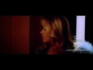 Gloria Guida hot scene in Indagine su un delitto perfetto (1978) 3
