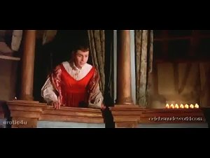 Gwyneth Paltrow Costume, boobs in Shakespeare in Love (1998) 20