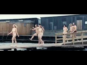 Helene Reingaard Neumann , Julie Agnete Vang , Trine Dyrholm in Kollektivet (2016) 10