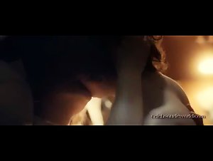 Helene Reingaard Neumann , Julie Agnete Vang , Trine Dyrholm in Kollektivet (2016) 20