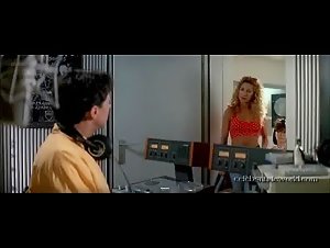 Maria Jose del Valle in Amo tu cama rica (1992) 1