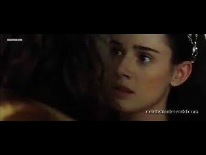 Pilar Lopez de Ayala in Juana la Loca (2001) 19