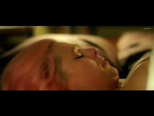 Roberta Reichhardt in Comeback (2015) 12