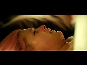Roberta Reichhardt in Comeback (2015) 15