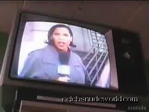 Thandie Newton boobs , Gets Dressed in Gridlock'd (1997) 4