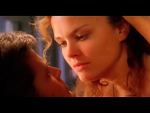 Dina Meyer in Starship Troopers (1997) 13