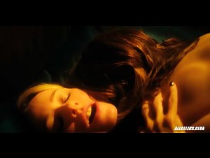 Naomi Watts and Sophie Cookson in Gypsy s01e07 20