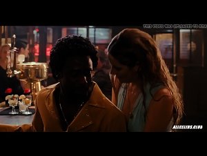 Amber Skye Noyes ,Jamie Neumann in The Deuce S01E01 5