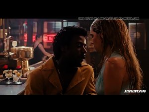 Amber Skye Noyes ,Jamie Neumann in The Deuce S01E01 6