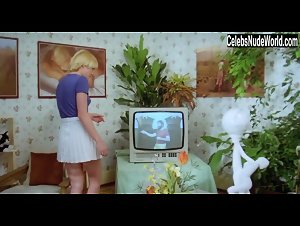Brigitte Lahaie Kitchen , Orgasm in Sechs Schwedinnen von der Tankstelle (1980) 15