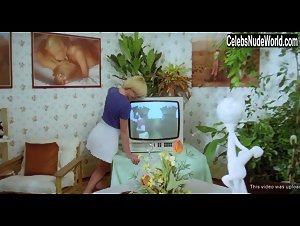 Brigitte Lahaie Kitchen , Orgasm in Sechs Schwedinnen von der Tankstelle (1980) 16