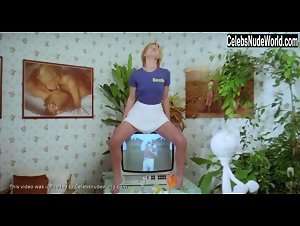 Brigitte Lahaie Kitchen , Orgasm in Sechs Schwedinnen von der Tankstelle (1980) 20